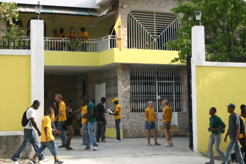 יועצים רוחניים מתנדבים של סיינטולוגיה מתאחסנים בהאיטי.